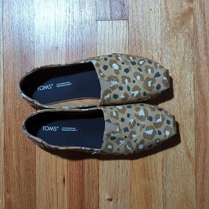 Tan Animal Print Toms Size 8
